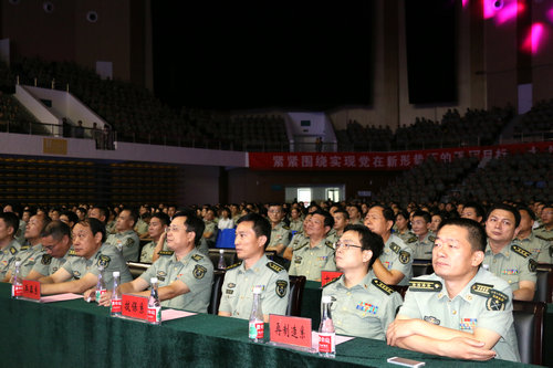 装甲兵工程学院官兵现场就坐观看精彩演出