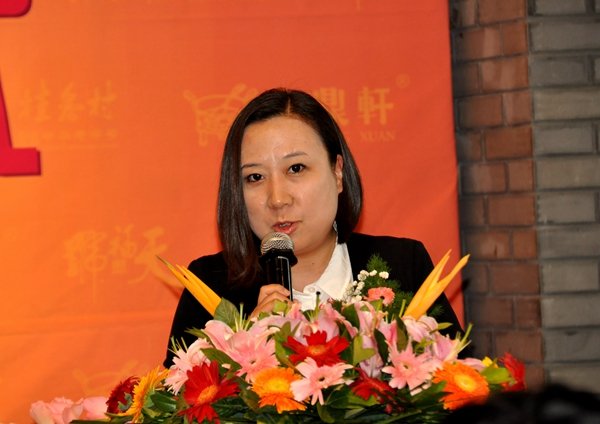金鼎轩酒楼有限公司副董事长李芒女士在签约仪式上发言.