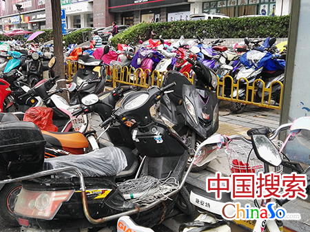 广场不设停车场 电动车占据公交站台