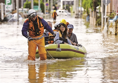 "五十年一遇"暴雨引发洪灾日本80万人被疏散-新闻100