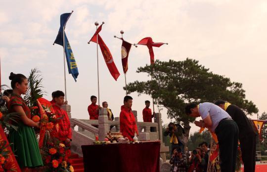 姜太公后裔代表祭拜先祖。