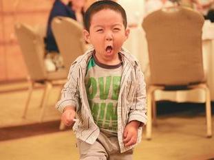 上海小男孩做鬼脸 竟因患上少儿抽动症