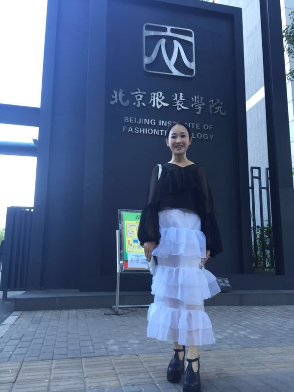 当红演员蔡雨彤到北京服装学院访问