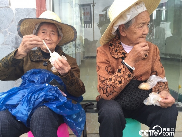边外新闻"慈祥老奶奶"吃糍粑 旅发大会第二看点