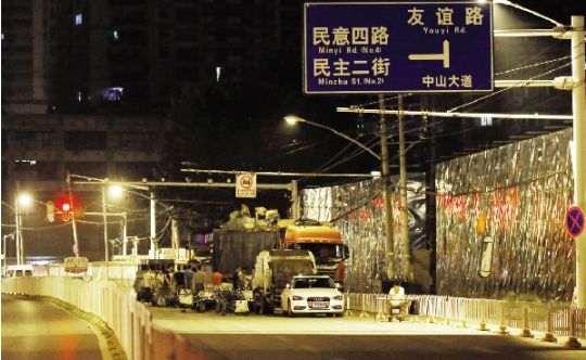 长江商报音讯本报记者暗访:汉正街更阑4小时多达40辆货车卸货,货车闯关被指隐藏长处链本报记者 沈佑荣