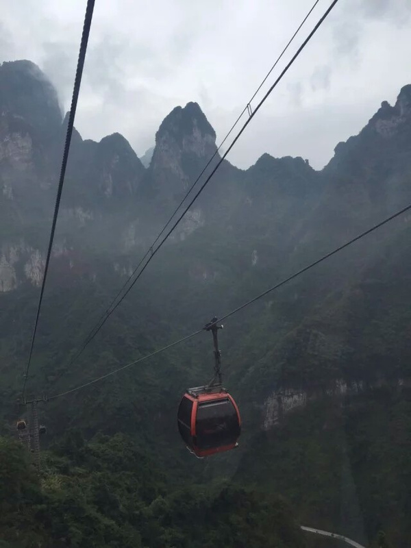客栈位于张家界风景区的核心地带,在1200多米的袁家界景区的山顶上,且