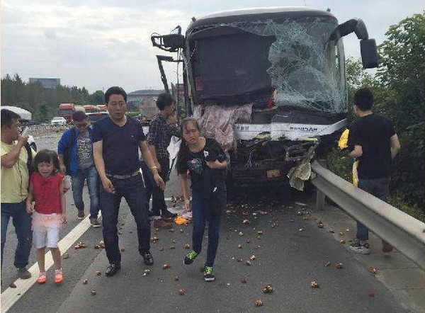 [事故]成雅高速客车追尾 32名乘客不同程度受伤