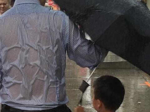 父亲湿透为儿撑伞-搜狐