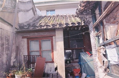 修缮前的陈独秀旧居,房屋墙角挂着电线。 资料图片