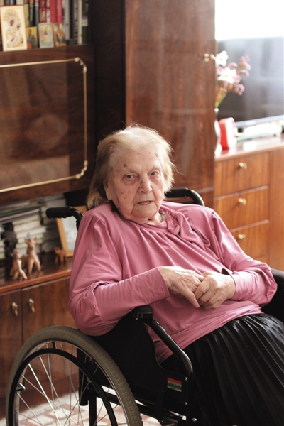 今年5月，已96岁高龄的娜塔莎，在自己的公寓里接受新京报专访。她是为数不多的、仍在世的“生命之路”女兵之一。