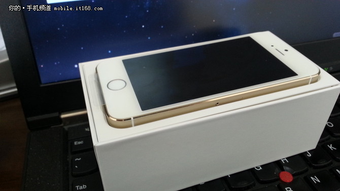 苹果iPhone5s将配备苹果设计的5镜片结构,最大光圈提升到f/2.2,传感器的面积比起上一代大了15%,更大的像素能够提供更好的画质,并且配备了双LED闪光灯配置,同时换上更强的处理器,并且支持指纹识别、NFC等功能,其外形与现在的iPhone