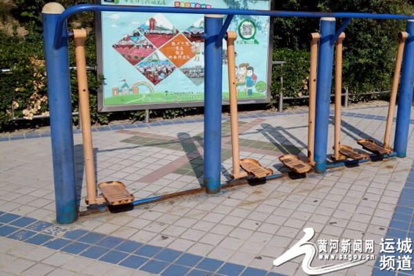 运城:航天公园健身器材坏了许久无人维修
