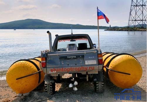 这一帮俄罗斯青年以最快的方式将一台丰田皮卡改装成了水陆两用车.