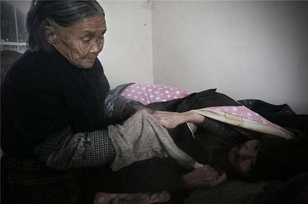 施小宝经常拉著母亲的手,害怕她离开自己.