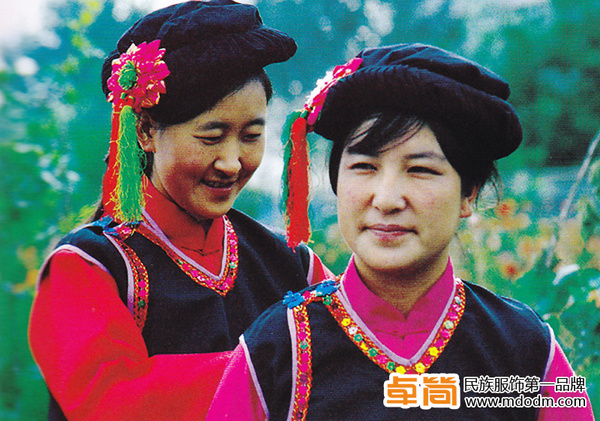 有的男子还穿高领的白色短褂,外套黑色的坎肩;女子保安族服饰色彩比较