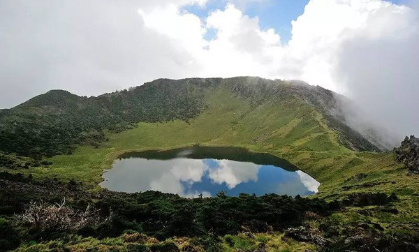 海拔1950米的汉拿山是韩国最高的山,山顶是火山湖,它有个好听的名字叫