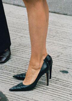 每个女人都要有一双精制的黑色高跟鞋