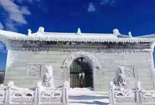 白雪覆盖,五台山北台如水晶宫般明亮通透