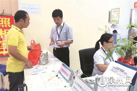 记者随着谢老师体会了一把“艰苦”的办证进程,跑了一上午一张证实也没办到。