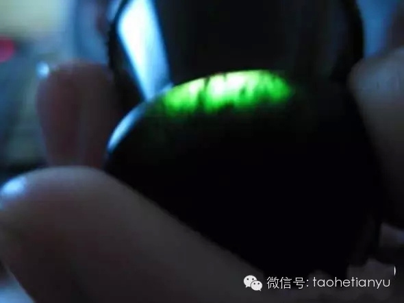 只知道,白色的卡瓦石酷似白玉,黑色卡瓦石则常被用来冒充墨碧或墨玉