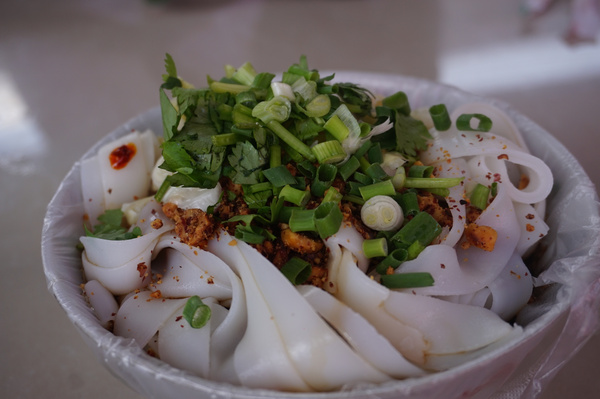 凉卷粉,厚实而松软,喜欢慢慢咀嚼,香中带辣,辣中带酸,酸中带甜,回味