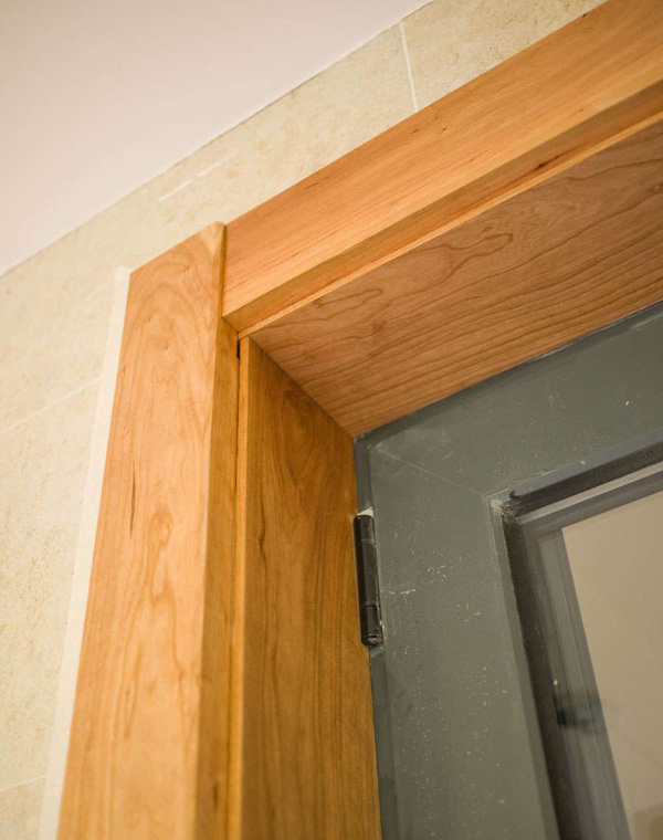 门锁安装 1,现场测量: 根据设计,客户要求在施工现场测量门及门套
