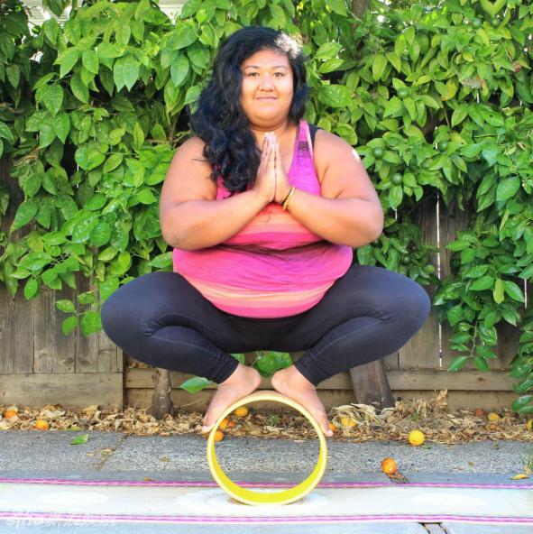 国外胖妹苦练瑜伽4年 不畏被称柔软的胖子
