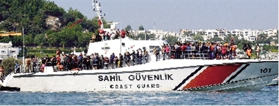 9月15日，在土耳其博德鲁姆，被救起的难民等待上岸。