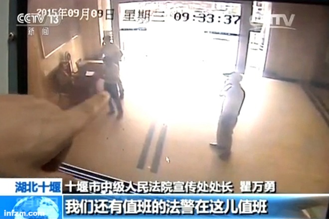 监控视频显示,由于不是庭审,胡庆刚无需过安检,就顺利地带着刀进入了法院。