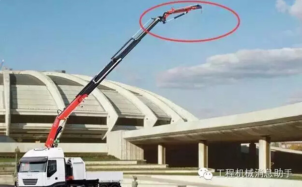 能把大臂从地面伸进地下室吊东西的起重机,逆天了