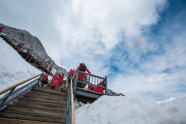 玉龙雪山大索道 很多人们瘫坐在地上大口地吸着氧气