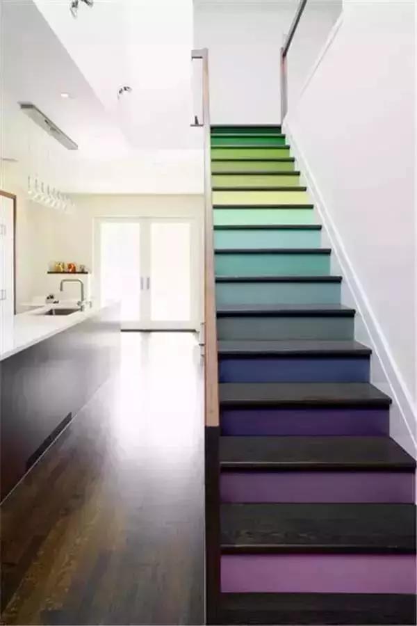 用油漆粉刷楼梯.不同的色彩搭配,能带来不同的视觉效果.