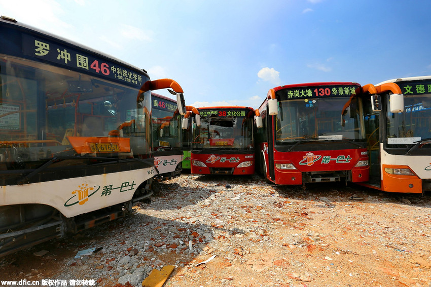 广州现"公交车坟场" 附近村民称多数属事故车(组图)