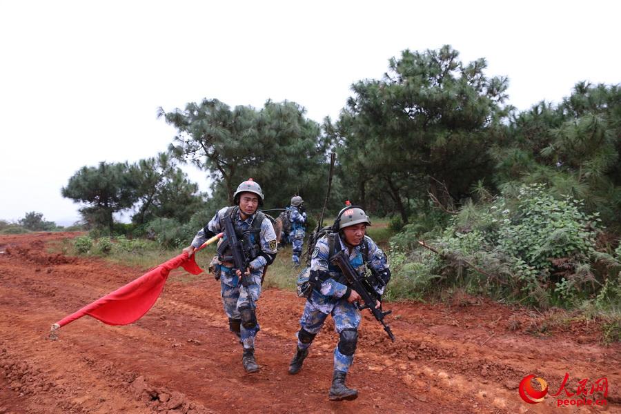 9月17日"红蓝"山地攻防对抗演习中,海军陆战队员向高地冲击.胡锴冰摄