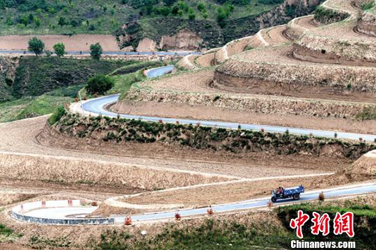 甘肃庆阳农村公路"破土而出"告别"泥水路(组图)