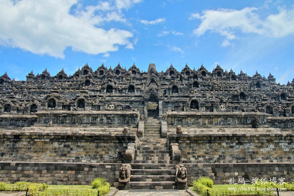 印尼婆罗浮屠,世界七大奇迹之一的浮世圣城