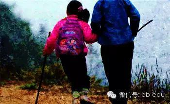 故意让瘸腿孩子爬山被指责,妈妈的回答值得深思
