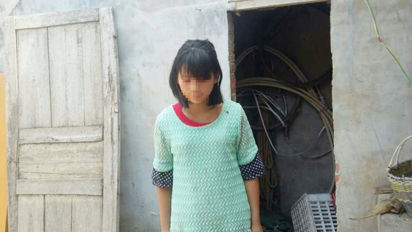 智障女被亲姨父诱奸产子 父母痛心挖尸千里送检