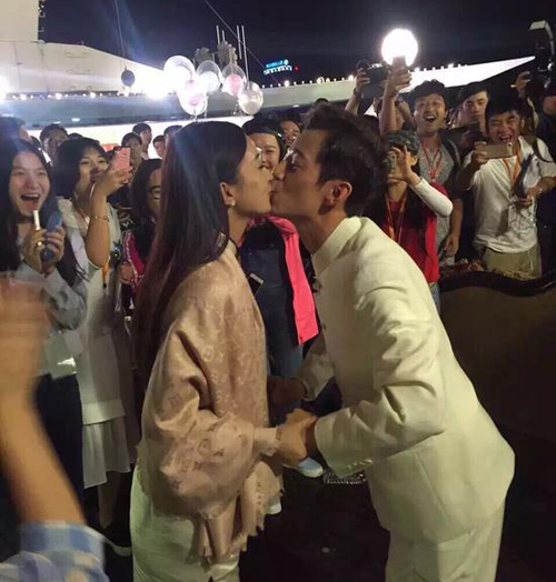 据了解,昨天,9月17日,微博爆出一张赵丽颖何炅激吻的照片,惊呼道:"