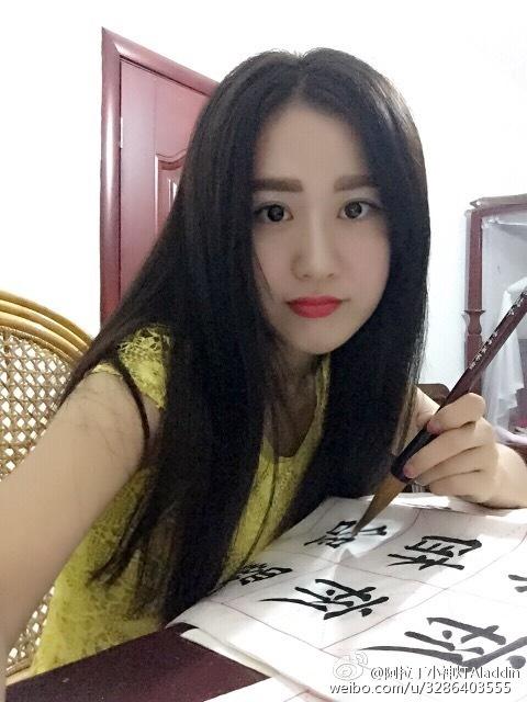 又一个年轻貌美女教师走红网络,美吗