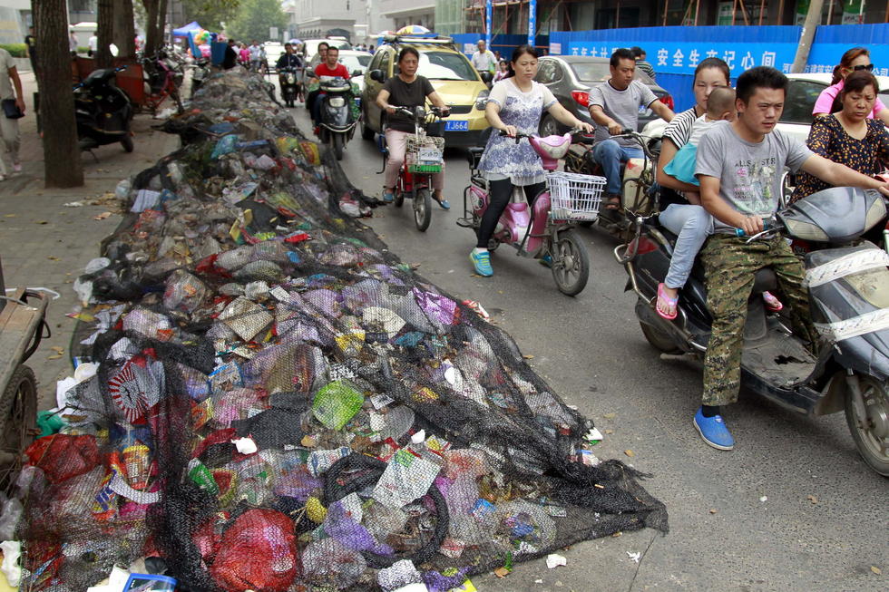 郑州街边现近百米垃圾堆 恶臭难闻市民捂鼻通行(组图)