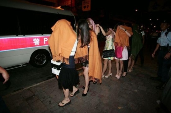 香港警方夜查黑帮酒吧扫黄拘捕62名陪酒女图