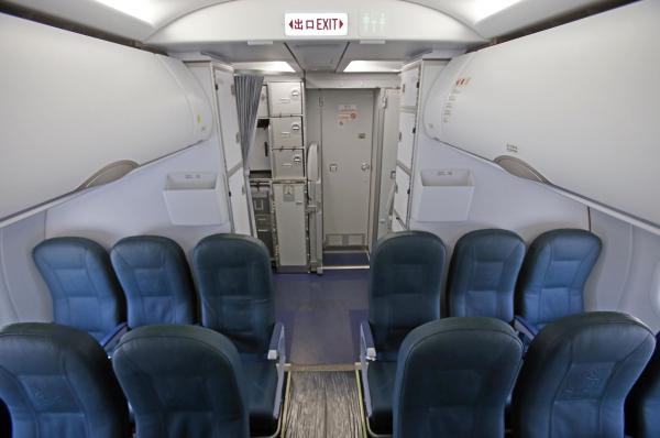 春秋航空"加座版"a320客机在原厕所位置加设了一排共6个座椅.