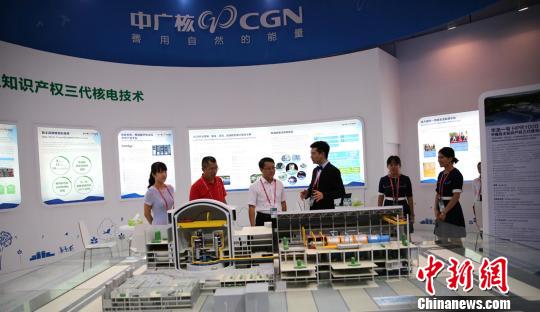 圖為專業觀眾在中廣核展位瞭解以“華龍一號”為代表的中國核電技術、核燃料和核技術領域最新成果。 鐘欣 攝