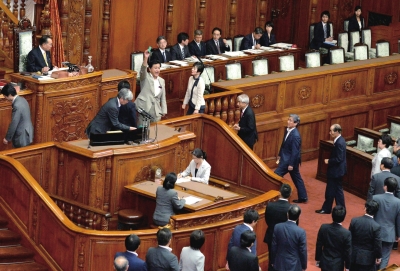 9月19日,在日本东京国会参议院,在野党议员投票时痛斥安保法案.