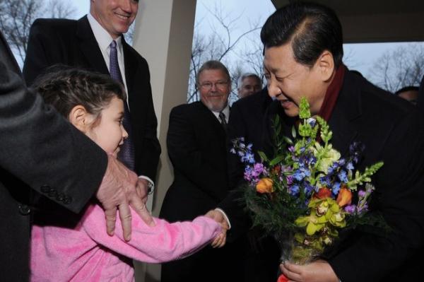 習近平1985年訪問艾奧瓦州時，曾受到一戶人家的招待。2012年故地重遊時，時任中國國家副主席的習近平接受獻花。
