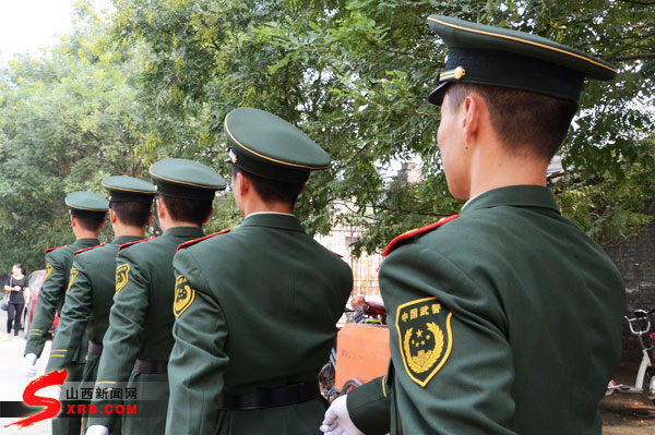 【组图】武警官兵护卫平遥摄影大展 "橄榄绿"汗如雨下(组图)