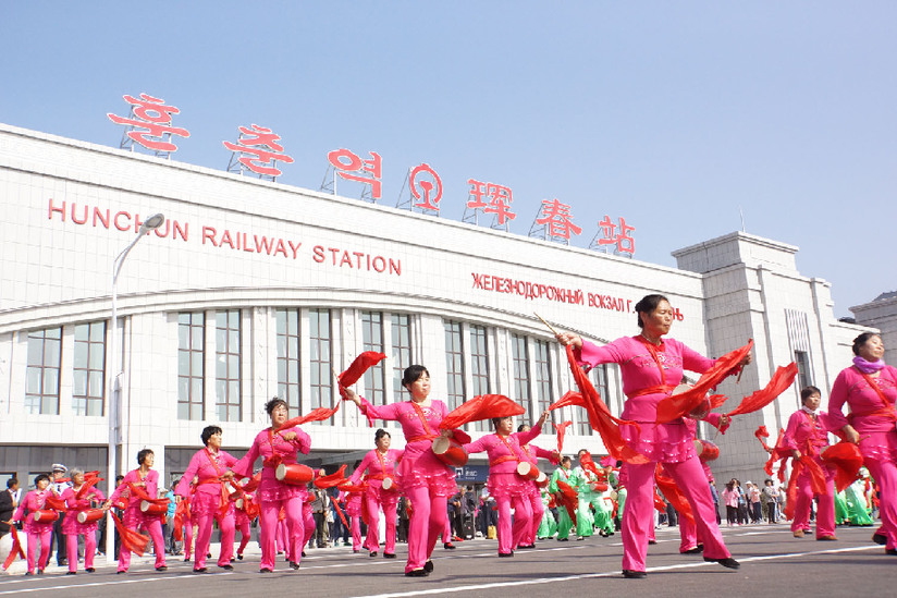 9月20日吉图珲高铁开通,车站前珲春市民载歌载舞.影:李圣强