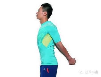 两手放在背后,手指交扣,双手向外延展.