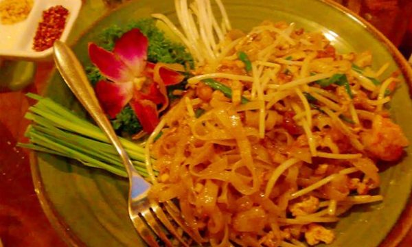 泰式炒面(pad thai:平民小吃,有的可以加个蛋,有些会用蛋皮做泰式蛋